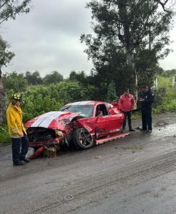 Conductor lesionado tras impactarse contra un árbol en la carretera Morelia-Quiroga.