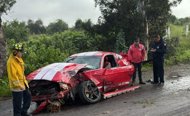 Conductor lesionado tras impactarse contra un árbol en la carretera Morelia-Quiroga.