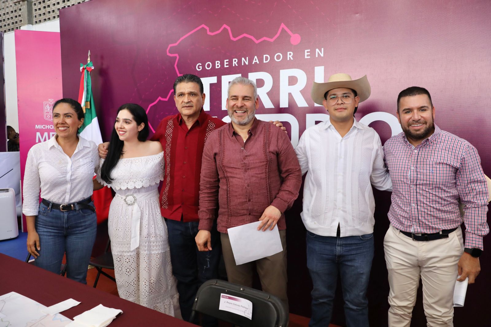 Mantiene Bedolla cercanía con la gente en audiencia pública en Múgica.