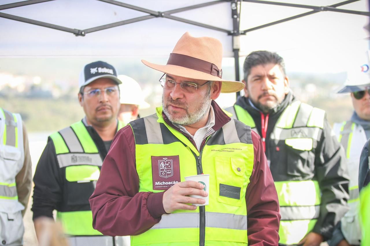 Avanza construcción de puente superior La Hielera en Uruapan: Bedolla.