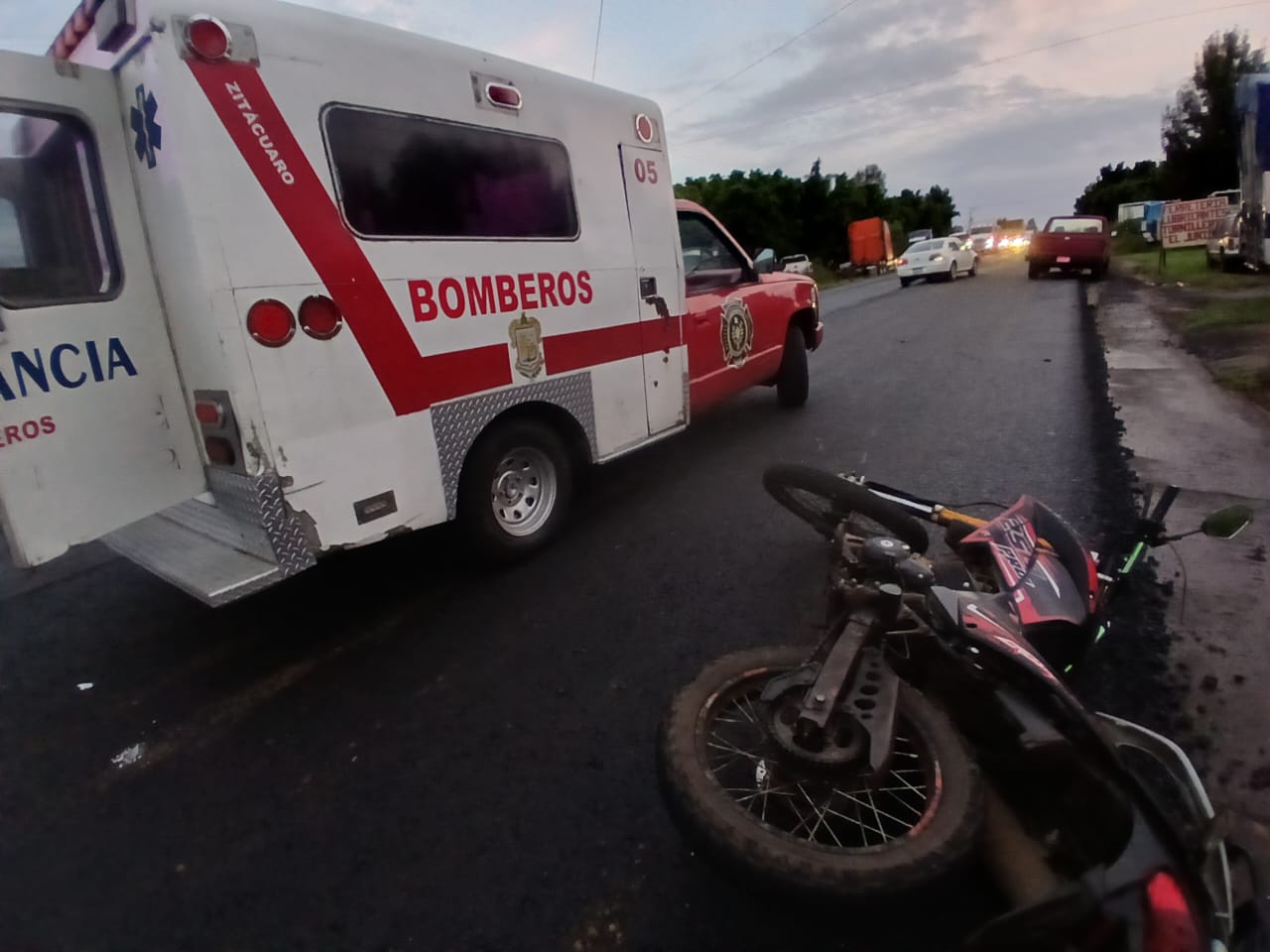 Joven de 23 años muere en accidente de motocicleta en la carretera Zitácuaro-Morelia.