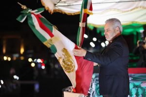 En un ambiente de orgullo y unidad, Bedolla da tradicional Grito de Independencia en Michoacán<br>