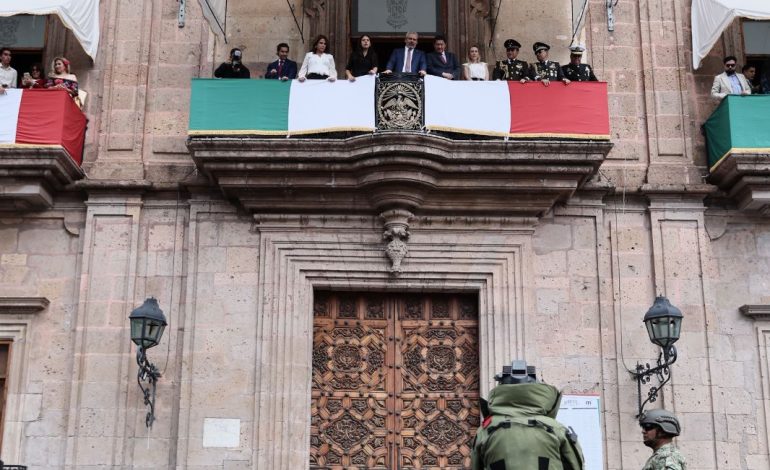 Con desfile presidido por Bedolla, miles de familias celebran el 215 Aniversario de la Independencia.