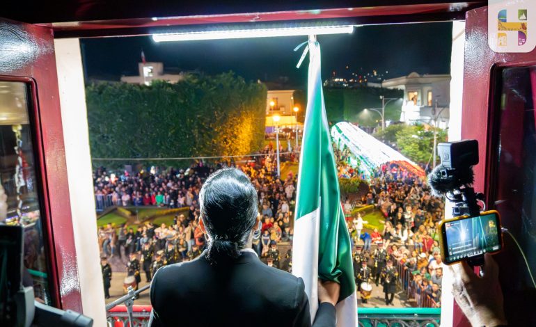 Con gran fervor patrio, la Presidenta Constitucional de Hidalgo, Jeovana Alcántar dio el Grito de Dolores.