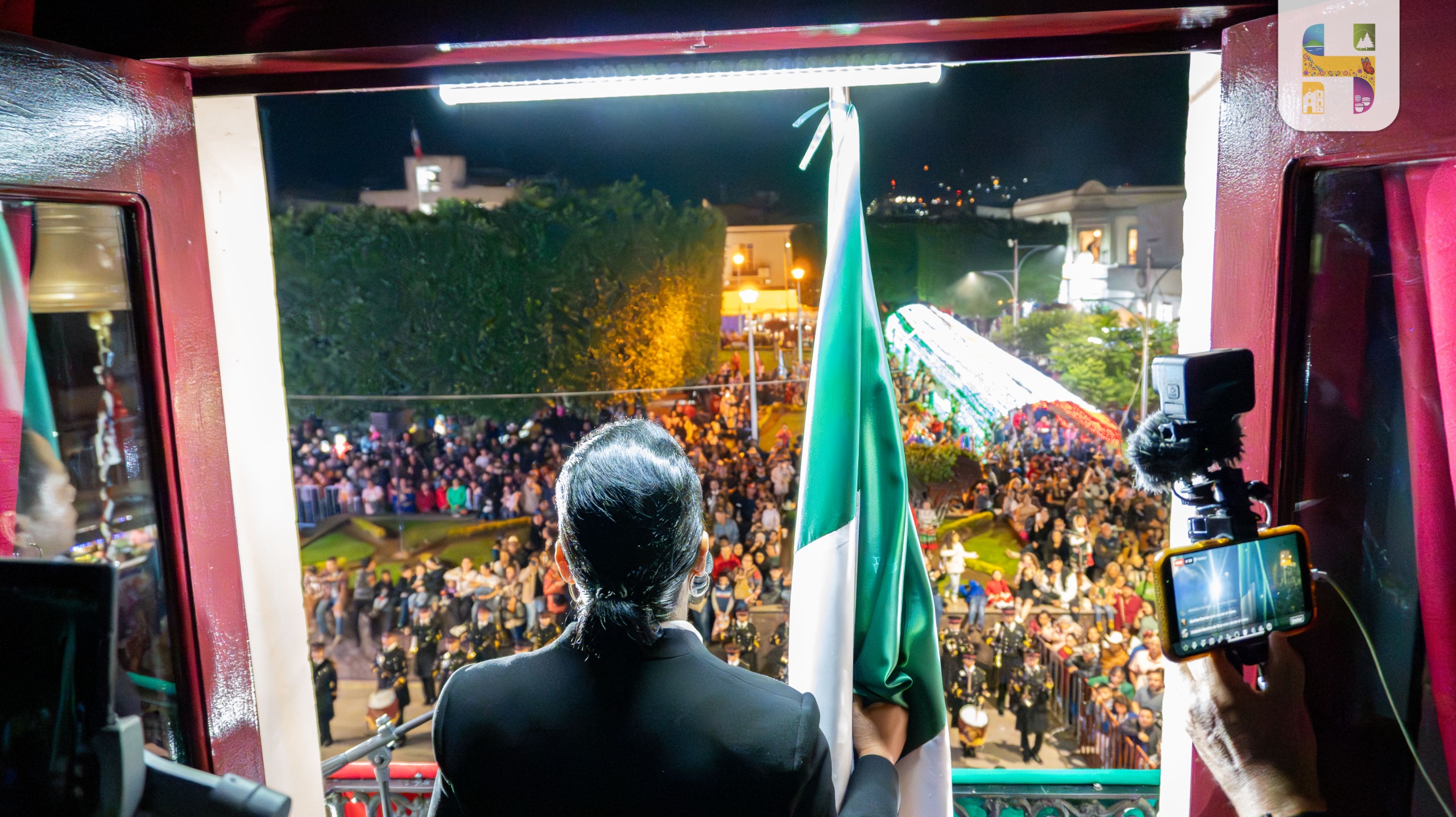 Con gran fervor patrio, la Presidenta Constitucional de Hidalgo, Jeovana Alcántar dio el Grito de Dolores.