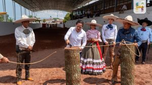 Jeovana Alcántar, asistió a la Tradicional Charreada, donde inauguró la techumbre de la manga del Lienzo Charro María Quiroz.