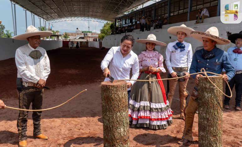 Jeovana Alcántar, asistió a la Tradicional Charreada, donde inauguró la techumbre de la manga del Lienzo Charro María Quiroz.