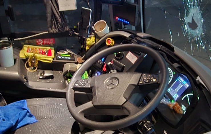 ¡HEROÍSMO Y AGRESIÓN! Chofer de autobús frustra asalto armado en Apatzingán y termina herido por ataque a pedradas.
