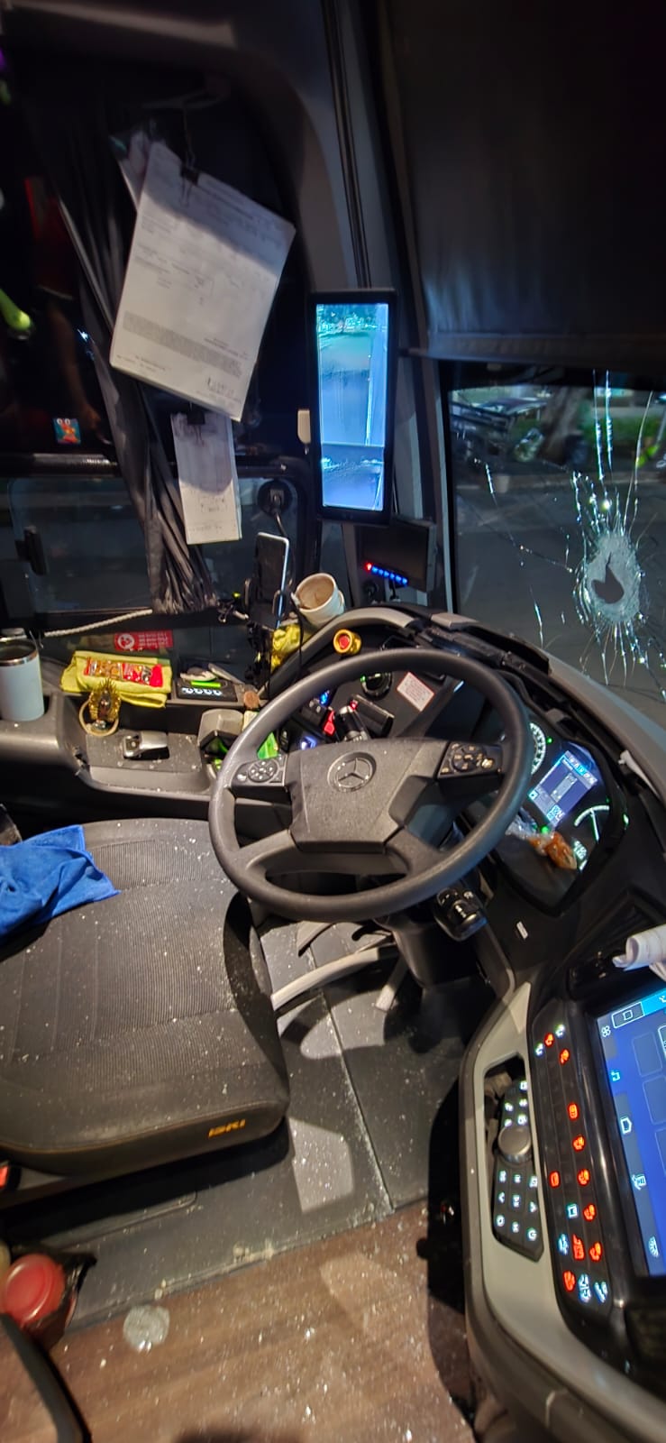 ¡HEROÍSMO Y AGRESIÓN! Chofer de autobús frustra asalto armado en Apatzingán y termina herido por ataque a pedradas.