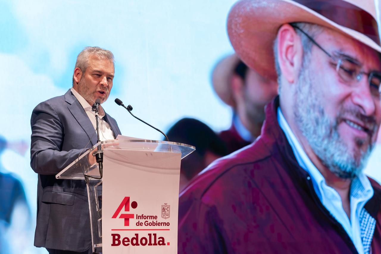 Bedolla presenta informe regional en Zamora; anuncia modernización carretera.
