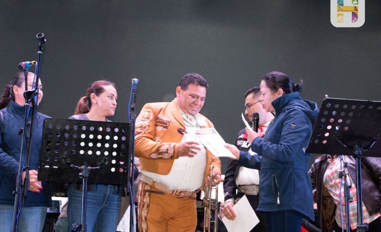 Jeovana Alcántar, asistió al XII Festival Nacional del Mariachi que se llevó a cabo con gran éxito en el Jardín Municipal.