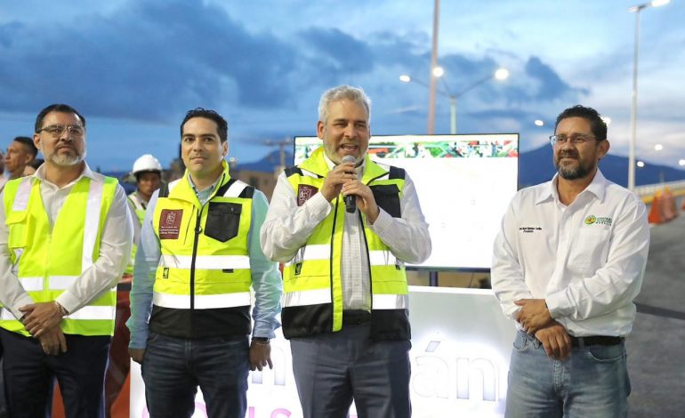 Bedolla abre circulación del puente sur del Paso Eréndira.