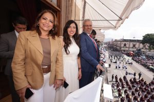 Encabeza Bedolla desfile cívico militar en honor a Morelos; familias desbordan orgullo y pertenencia.
<br>