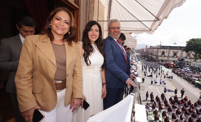 Encabeza Bedolla desfile cívico militar en honor a Morelos; familias desbordan orgullo y pertenencia.