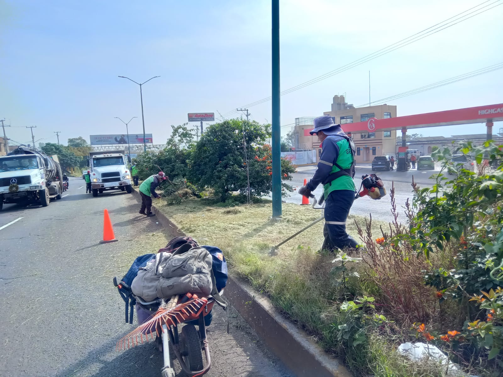 Brigadas de Servicios Públicos intervienen carretera a salida a Quiroga