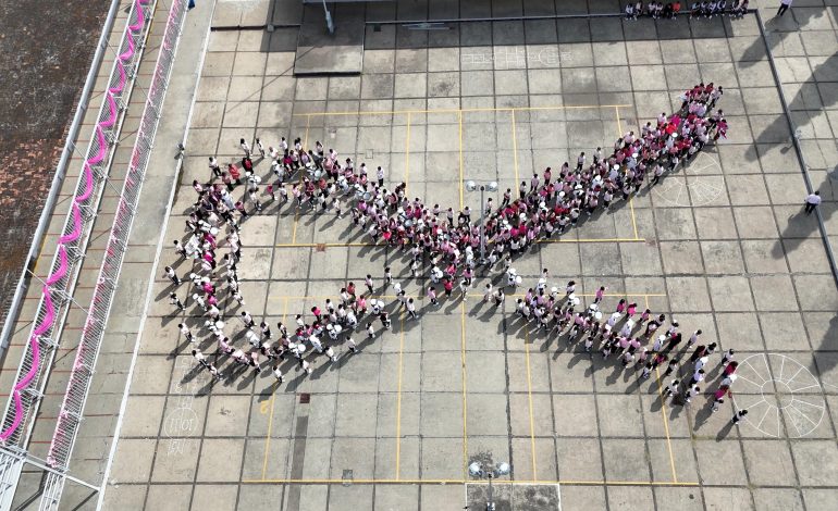 Jóvenes de secundaria realizan jornada de sensibilización sobre el cáncer de mama