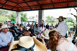 Sader entrega más de 100 toneladas de cemento en Tacámbaro