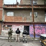 En cateo realizado en colonia Obrera de  Morelia, FGE asegura 975 dosis de metanfetamina y detiene a cuatro personas
