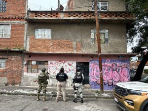 En cateo realizado en colonia Obrera de  Morelia, FGE asegura 975 dosis de metanfetamina y detiene a cuatro personas