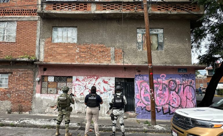 En cateo realizado en colonia Obrera de Morelia, FGE asegura 975 dosis de metanfetamina y detiene a cuatro personas