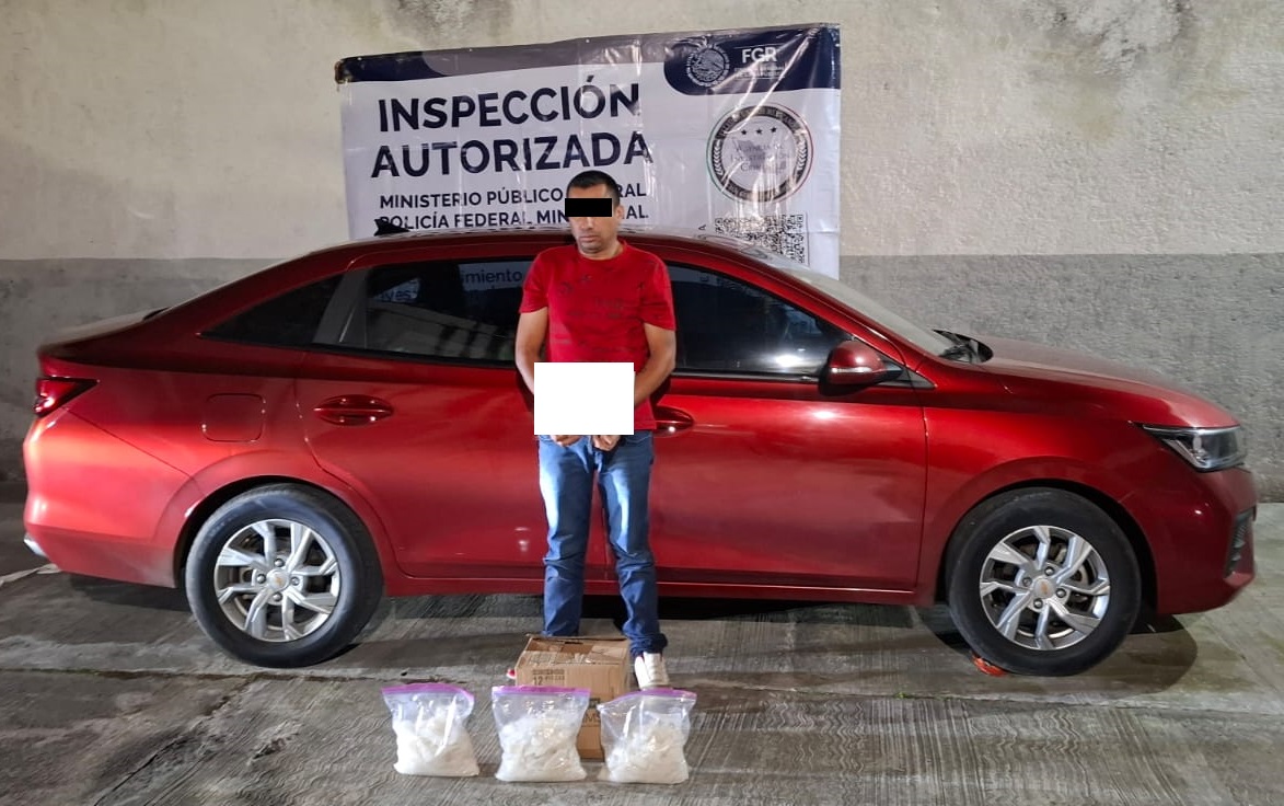 FGR DETIENE A UNA PERSONA EN POSESIÓN DE 30 KILOS DE METANFETAMINA EN LA AUTOPISTA DE OCCIDENTE