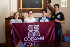 Jeovana Alcántar, apoya al alumno Adrián Silva Piña que participará en el Torneo Mundial de Robótica Robochallenge 2025