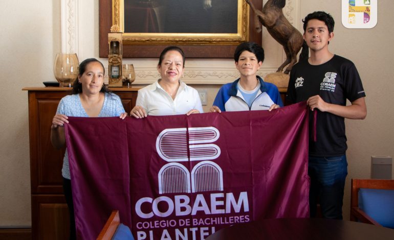 Jeovana Alcántar, apoya al alumno Adrián Silva Piña que participará en el Torneo Mundial de Robótica Robochallenge 2025