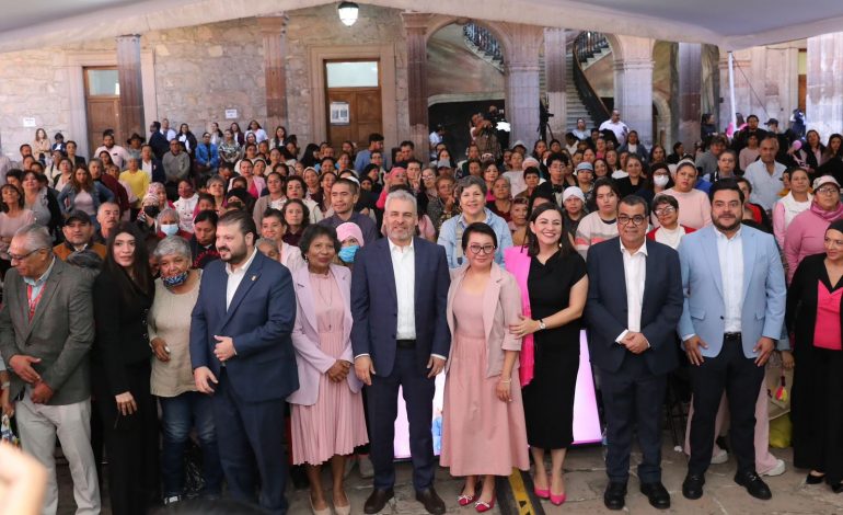 Garantizados tratamientos a mujeres con cáncer; Bedolla entrega mil 770 apoyos