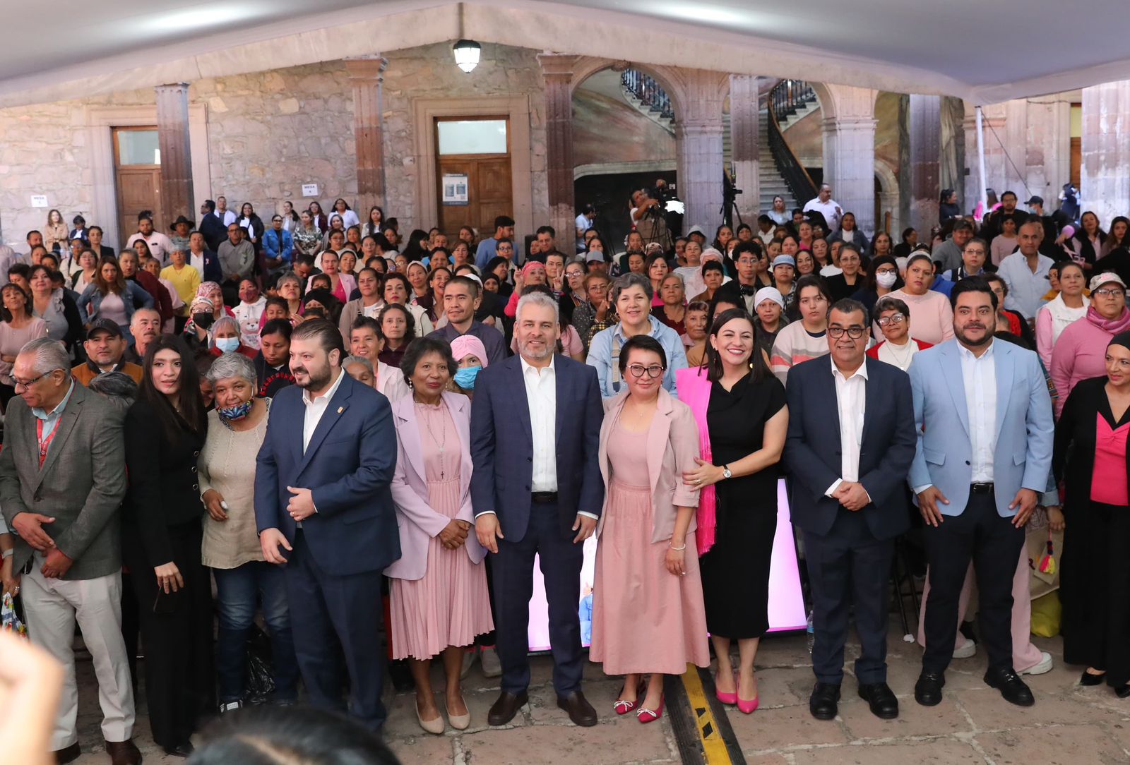 Garantizados tratamientos a mujeres con cáncer; Bedolla entrega mil 770 apoyos