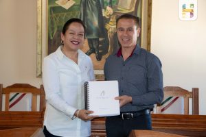 ​La Presidenta Municipal de Hidalgo, Jeovana Alcántar, recibió de manos del C.P. Manuel Ortiz Aguilar, el Dictamen del Seguro Social de Hidalgo relativo al ejercicio 2024.