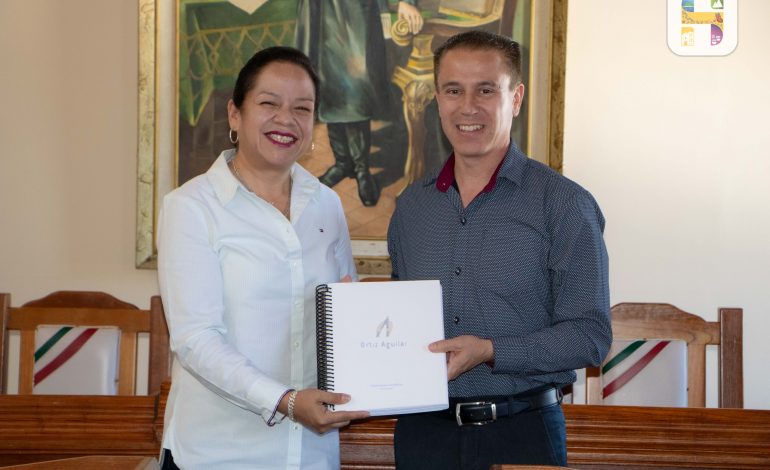 La Presidenta Municipal de Hidalgo, Jeovana Alcántar, recibió de manos del C.P. Manuel Ortiz Aguilar, el Dictamen del Seguro Social de Hidalgo relativo al ejercicio 2024.