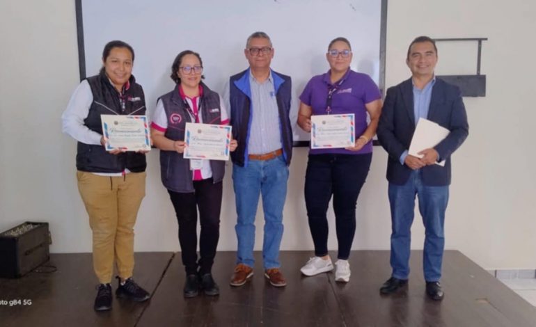 En la prepa Taximaroa, imparten charla sobre el reconocimiento del Derecho al voto de las mujeres