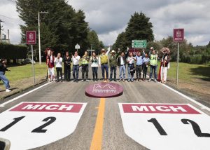 Más de 14 mil beneficiados en Charapan y Los Reyes con rehabilitación carretera: Bedolla