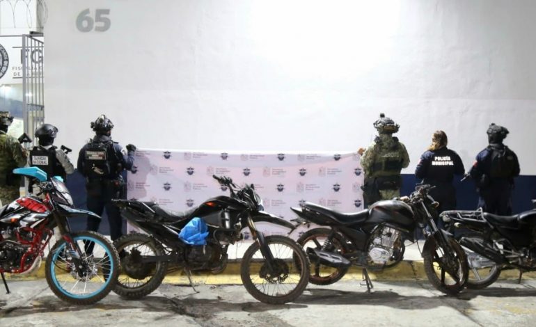 Fuerzas estatales y federales aseguran a 8 personas, armamento y droga en Puruándiro