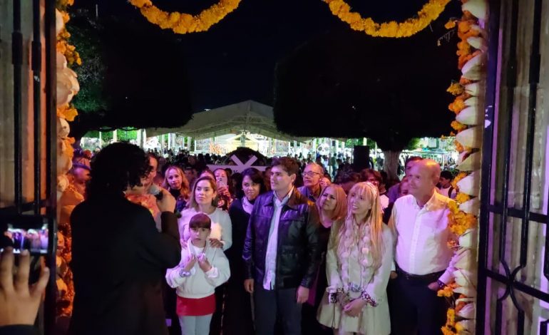 Estudiantes del Tecnológico de Zitácuaro Enaltecen Tradición con Ofrenda Monumental en Palacio Municipal