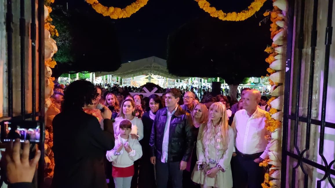 Estudiantes del Tecnológico de Zitácuaro Enaltecen Tradición con Ofrenda Monumental en Palacio Municipal