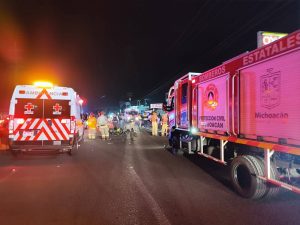 Choque entre un automóvil y una motocicleta dejó un saldo de cuatro personas lesionadas