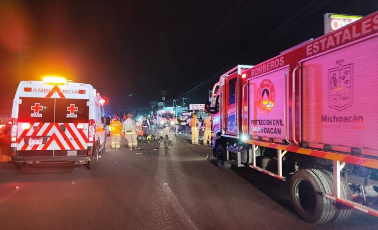 Choque entre un automóvil y una motocicleta dejó un saldo de cuatro personas lesionadas