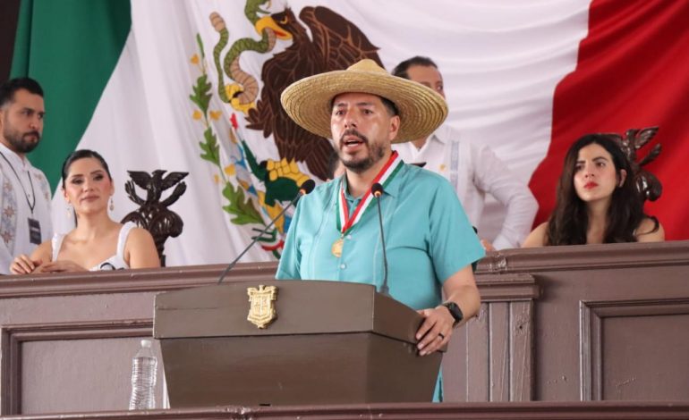 Otorga 76 Legislatura Presea “Constitución de 1814” a Felipe Orlando Aragón Andrade