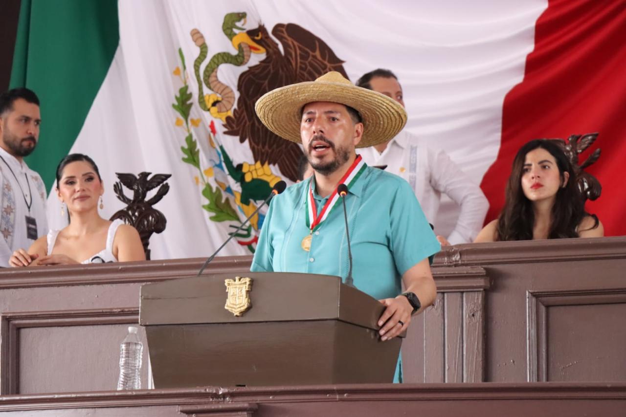 Otorga 76 Legislatura Presea “Constitución de 1814” a Felipe Orlando Aragón Andrade