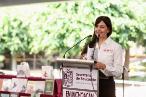 Revisa comité 200 cuentos de la convocatoria Mapeco: Gabriela Molina