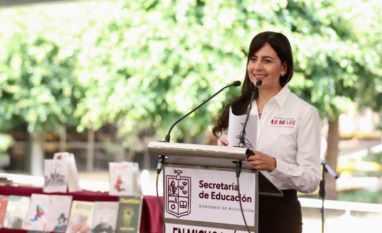 Revisa comité 200 cuentos de la convocatoria Mapeco: Gabriela Molina