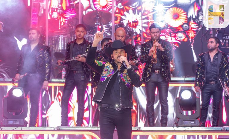 Con un lleno impresionante se presentó en el Foro de espectáculos Luis Ángel “El Flaco”, engalanando la Feria Regional de Todos los Santos.