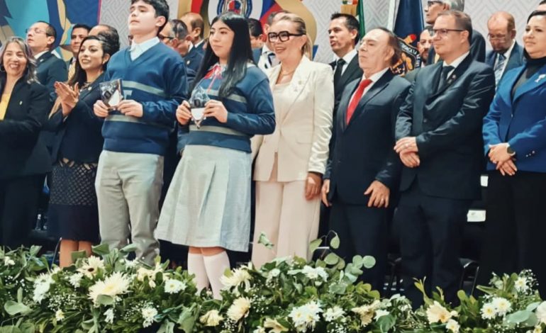 Alumnos de prepa Taximaroa recibieron el premio «Padre de la patria»