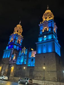 Se pinta la Catedral de azul turquesa
