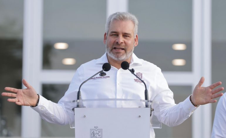 Bedolla inaugura hospital comunitario del IMSS Bienestar en Maruata