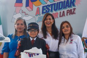 Gabriela Molina arranca entrega de tenis en Uruapan.