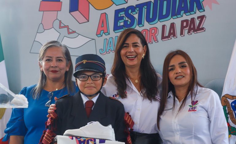 Gabriela Molina arranca entrega de tenis en Uruapan.