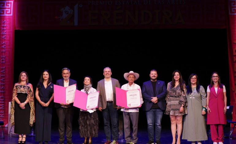 Reconoce Bedolla a artistas ganadores del Premio Eréndira 2025.