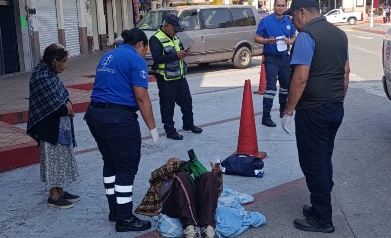 Protección Civil Atiende a Hombre Desvanecido Cerca de la Presidencia Municipal